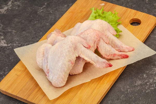 Çiğ tavuk kanatları pişmeye hazır.