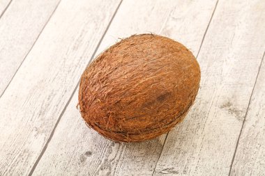 Arka planda tropik kahverengi hindistan cevizi izole edildi