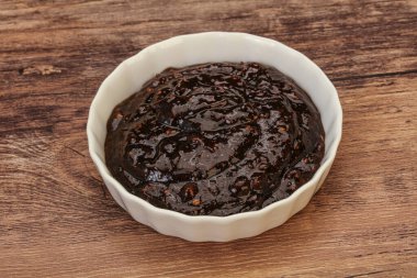 Kasede acı biber sosu var.