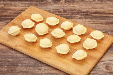 Pişirmek için çiğ etli börek.