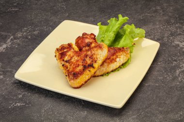 Baharatlı ve otlu kızarmış tavuk kanadı.