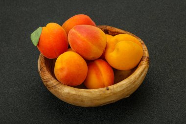 Taze, tatlı, birkaç kayısı meyvesi.