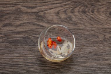 Acı biber ve sarımsaklı Vietnam sirkesi sosu.