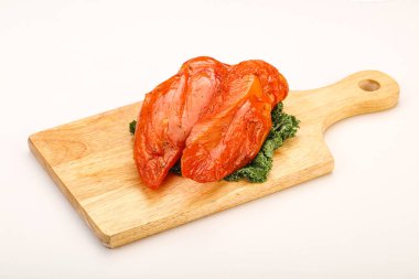 Baharatlı ve otlu füme tavuk göğsü.