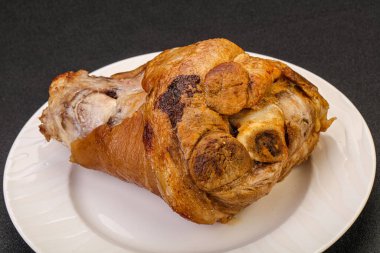 Baharatlı ve otlu domuz budu.