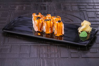 Somon ve soslu geleneksel Japon dürümü.