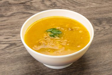 Füme et ve sebzeli bezelye çorbası.