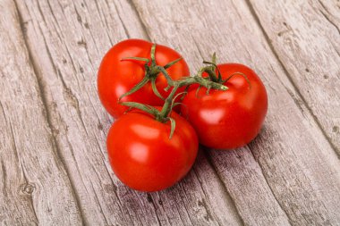 Kırmızı parlak olgun ve tatlı domates dalı