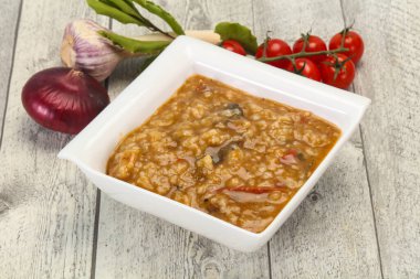 Kafkas Kharço çorbası, sığır eti ve pilav.