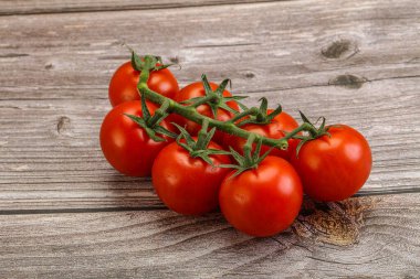 Taze olgun domates dalıyla izole edilmiş.