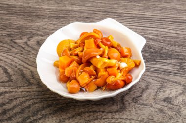 Baharatlı salamura bal mantarı kasede.