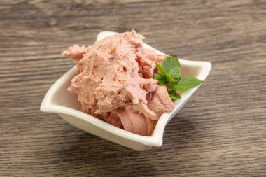 Karaciğer ezmesi kasede fesleğen yaprağı servis edilir.