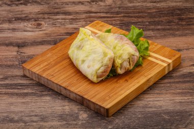 Ev yapımı çiğ lahana ve yemek pişirmek için et.