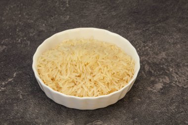 Tabakta çiğ Hint basmati pilavı
