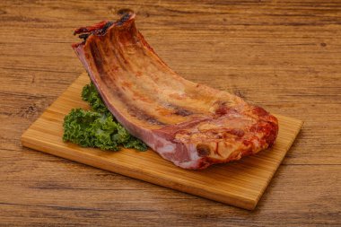 Baharatlı ve otlu domuz pirzolası.