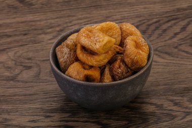 Kuru incirli meyve yığını.