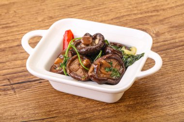 Baharatlı ve otlu terbiye edilmiş Shiitake mantarı.