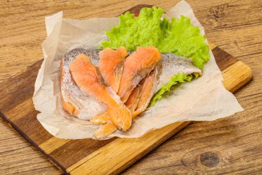 Dilimlenmiş doğal alabalık filetosu.