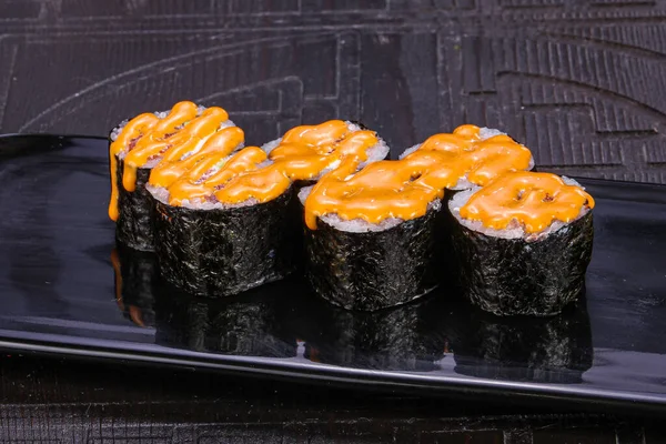 Roti Gulung Jepang Maki Dengan Salmon Dan Saus — Stok Foto