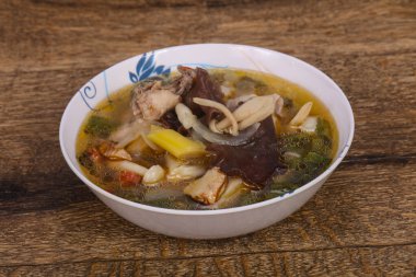 Tayland usulü et, sebze ve mantarlı çorba.