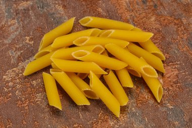 Çiğ makarna kaseye hazır.