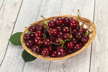 Yapraklarla dolu olgun kiraz yığını