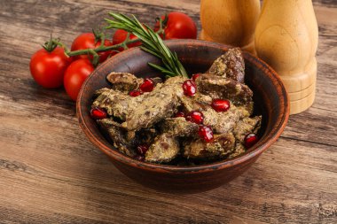 Krema soslu tavuk ciğeri biberiye servis edildi.