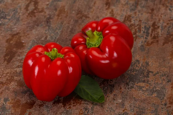 Pimenta Vermelha Madura Sobre Fundo Madeira — Fotografia de Stock