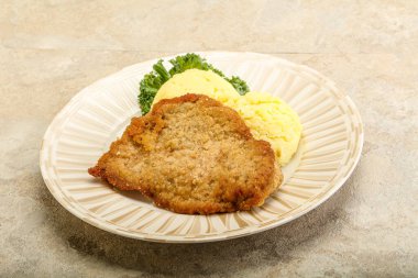 Kızarmış tavuk göğsü şnitzel ve patates püresi.