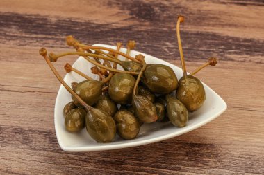 Lezzetli kapari meyveleri kasede 