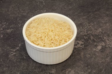 Tabakta çiğ Hint basmati pilavı
