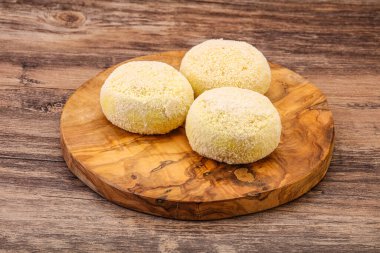 Çiğ patates ezmesi - doldurulmuş patates pirzolası - pişirmek için.