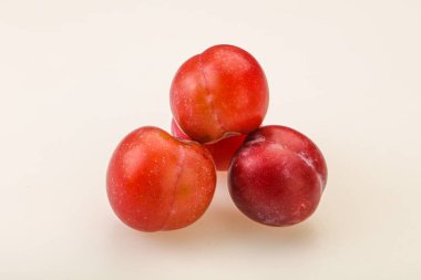 Olgun tatlı kırmızı erik yığını