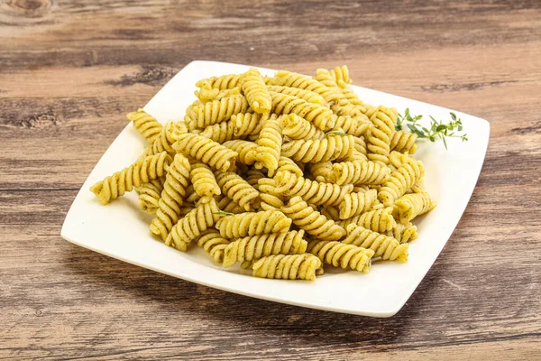 Włoski Makaron Fusilli Sosem Pesto — Zdjęcie stockowe