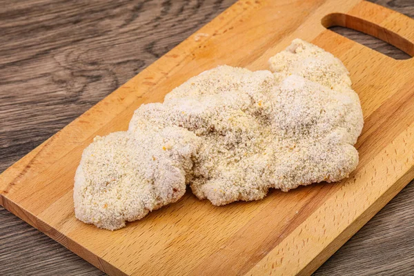 Kızartma için çiğ domuz eti şnitzel.