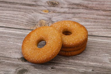 Tatlı ve çıtır çıtır zencefilli kurabiye yığını