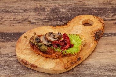 Mantarlı vegan bruschetta ve kuru domates.