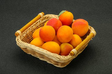 Taze, tatlı, birkaç kayısı meyvesi.