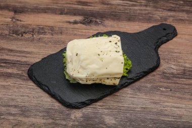 Izgara için naneli Yunan Halloumi peyniri