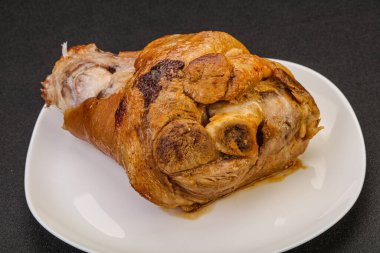 Baharatlı ve otlu domuz budu.