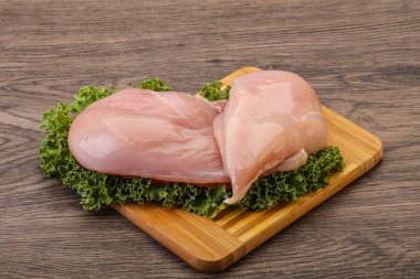 Pişirmek için iki çiğ tavuk göğsü