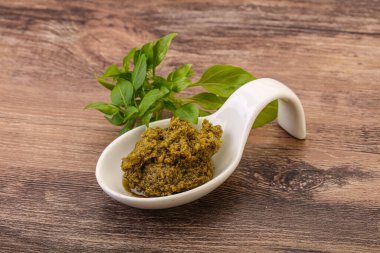 Fesleğen ve sedir fıstıklı yeşil sos sosu.