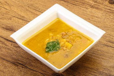 Füme et ve sebzeli bezelye çorbası.