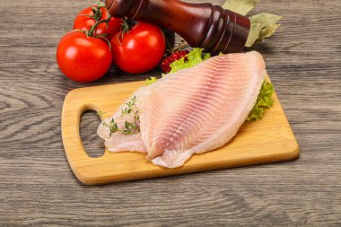 Pişirmek için çiğ tilapia balığı filetosu.