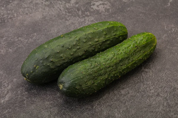 Ripe Biologische Natuurlijke Groene Komkommer Geïsoleerd — Stockfoto