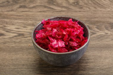 Kasede pancar kökü olan marine edilmiş kırmızı lahana.