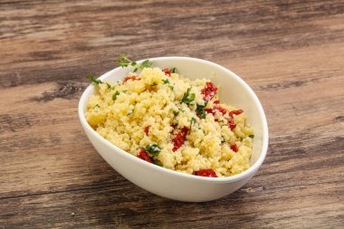 Vejetaryen yemeği - sebzeli kuskus ve maydanoz.