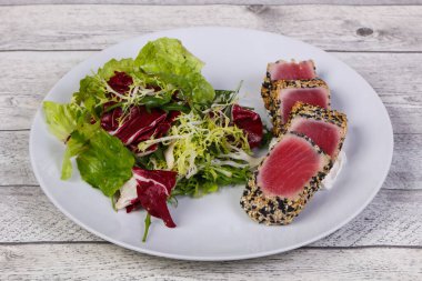 Susamlı taze dilimlenmiş ton balıklı salata.