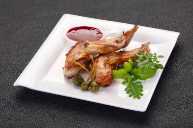 Dut soslu kızarmış tavşan bacağı.