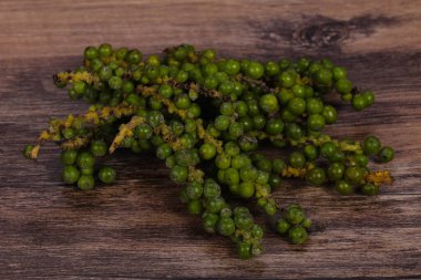 Ahşap arka planda ham taze yeşil biber Mısır